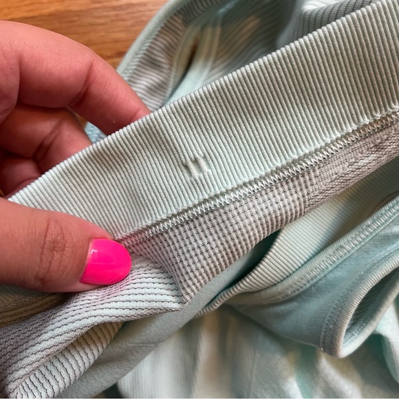 Lululemon aqua tank with built in bra size 6 - Picture 3 of 3